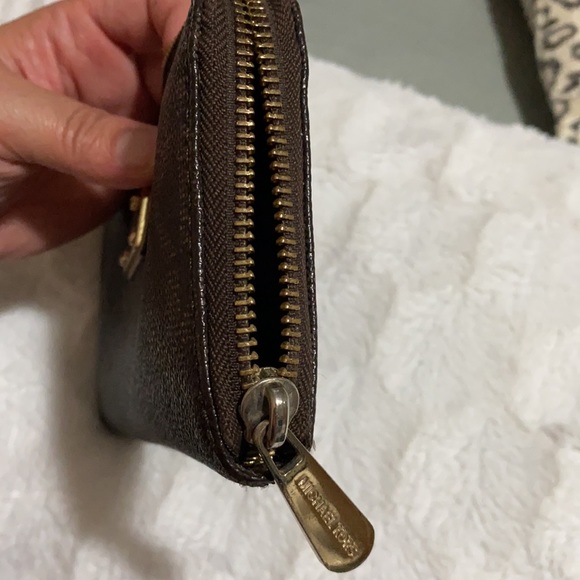 Michael kors  signature Jet set zip around ! - Picture 8 of 13